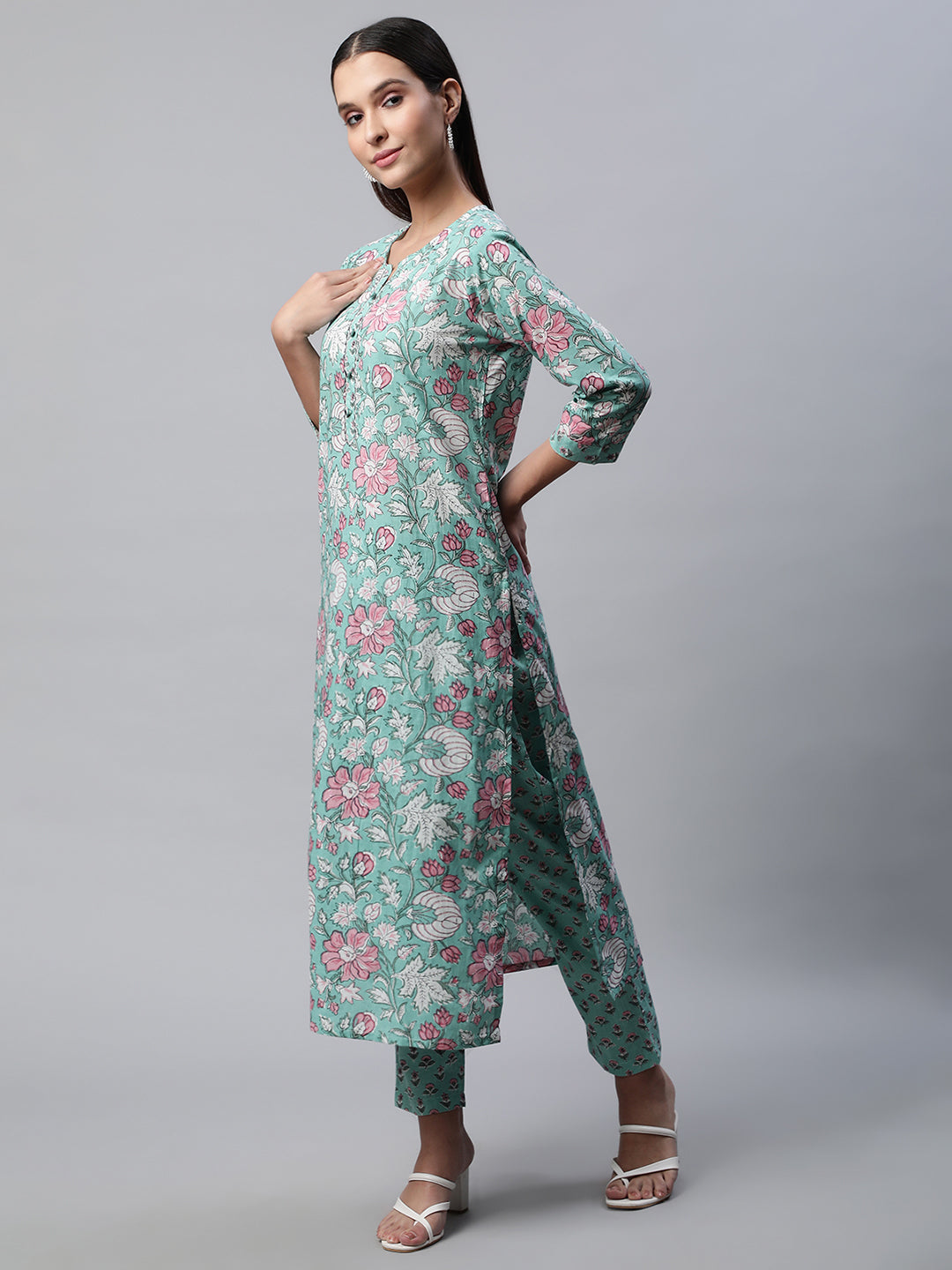 Women Green Floral Printed Kurta with Trousers