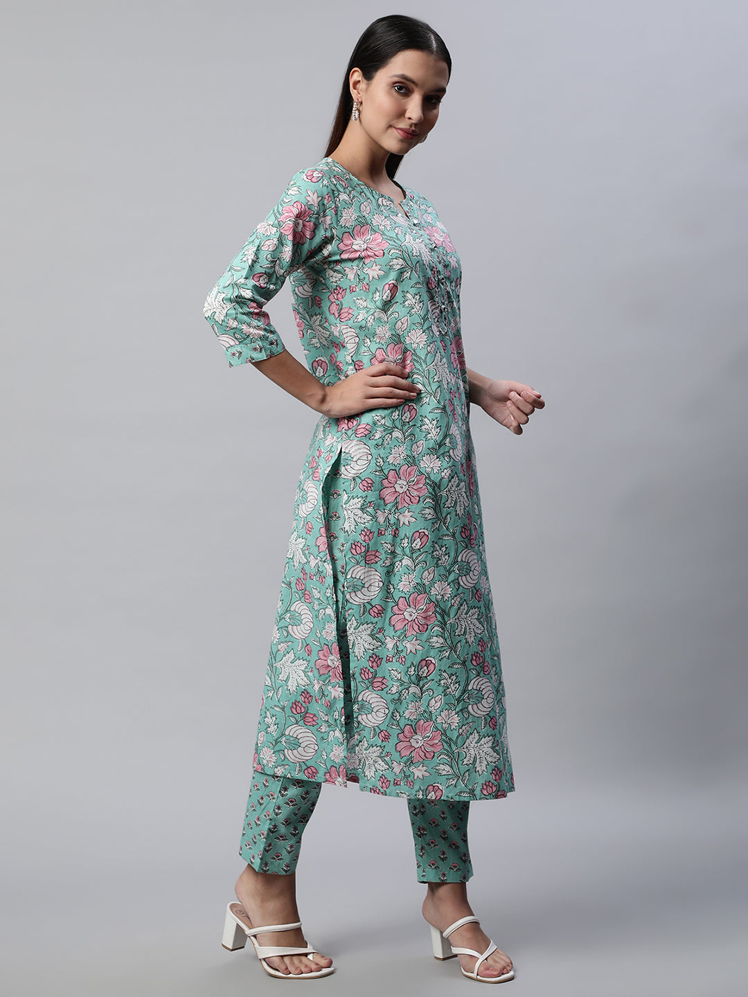 Women Green Floral Printed Kurta with Trousers